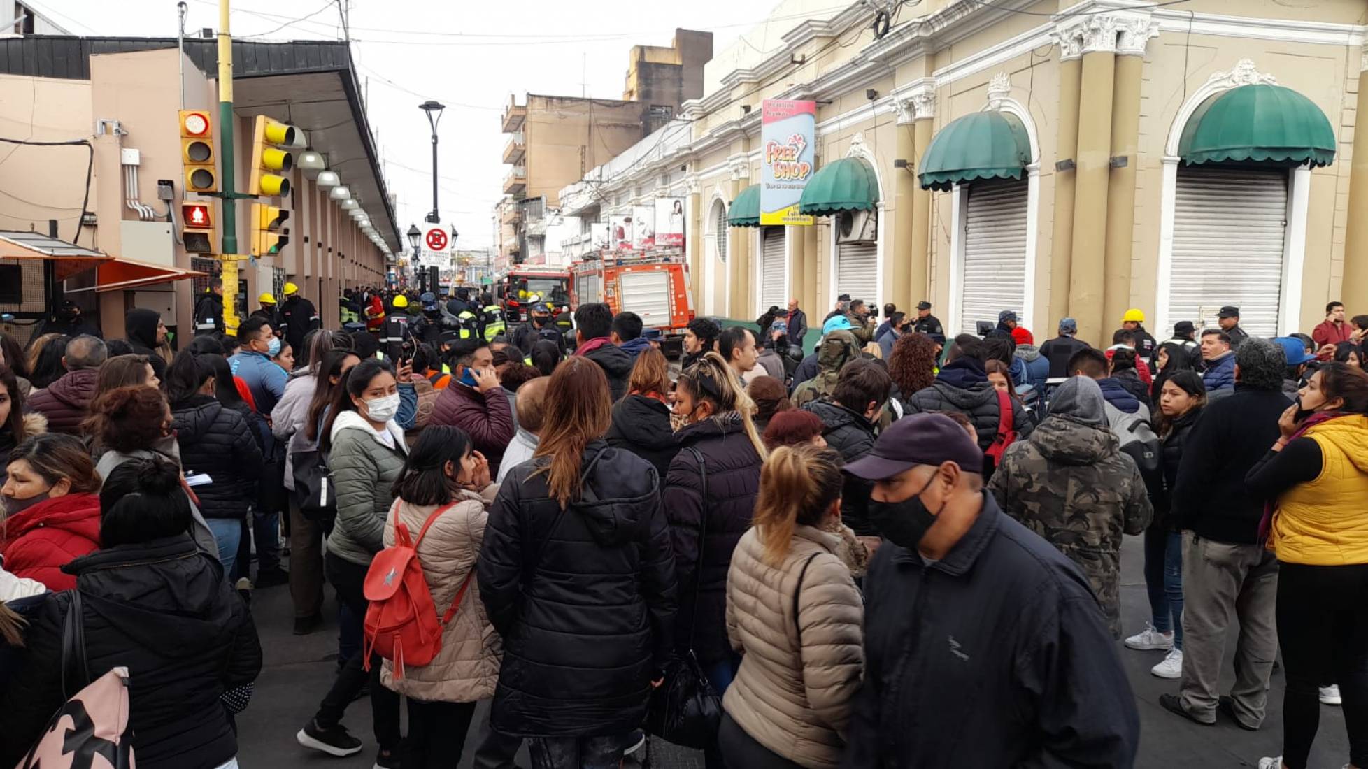 32578-feroz-incendio-en-la-feria-comercial-de-san-martin-e-ituzaingo-las-perdidas-son-totales-20220609124907