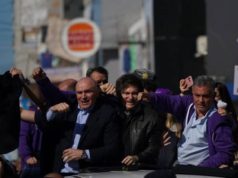 Agredieron al presidente Milei durante una caravana de campaña: Espert huyó en una moto 110cc