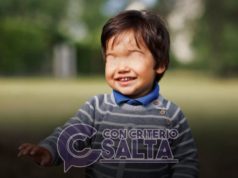 Se encuentra solo en el mundo y buscan una familia quien lo acoja antes de Navidad