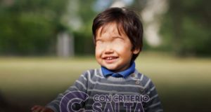 Se encuentra solo en el mundo y buscan una familia quien lo acoja antes de Navidad