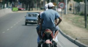 Cayó un motochorro que robaba celulares cerca de Plaza Alvarado