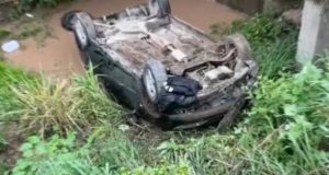 Perdió el control de su vehículo y terminó dentro de un canal