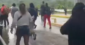 Caos en Aguas Blancas: Corridas y desorden en el puente internacional