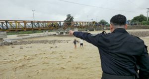 Dramático rescate en el río Vaqueros: efectivos se arrojaron al agua para salvar vidas