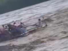 Así arriesgan su vida salteños para intentar cruzar el río Bermejo