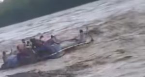 Así arriesgan su vida salteños para intentar cruzar el río Bermejo