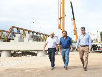 Gustavo Sáenz destacó el avance del puente sobre el río Vaqueros y aseguró la continuidad de la obra