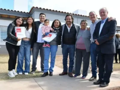 Gustavo Sáenz entregó casas en Moldes y reactivó una obra que había quedado paralizada