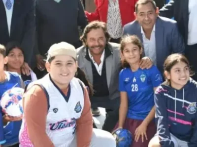 Gustavo Sáenz inauguró un playón deportivo que conecta barrios y apuesta a la integración