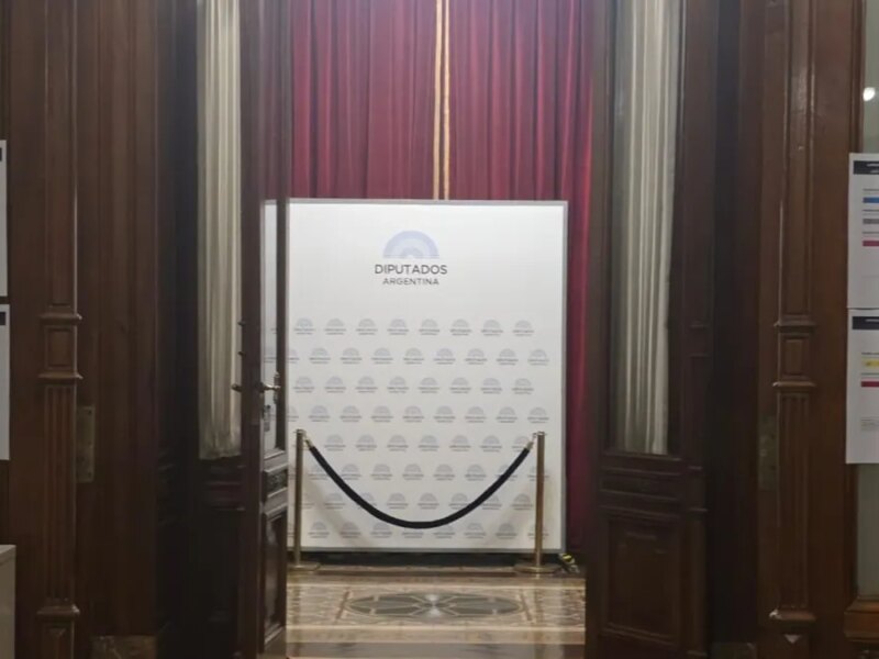 Pulseras y accesos restringidos: el operativo «selectivo» para la sesión informativa de Manuel Adorni