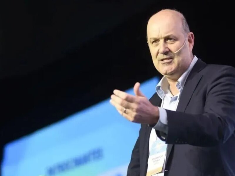 Federico Sturzenegger impulsa una ley para habilitar empresas gestionadas solo por inteligencia artificial