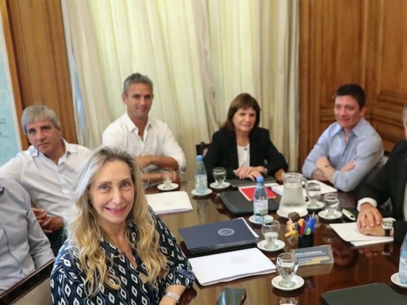 En medio tensiones internas, el Gobierno reunió a su mesa política pero con algún faltazo y salida anticipada