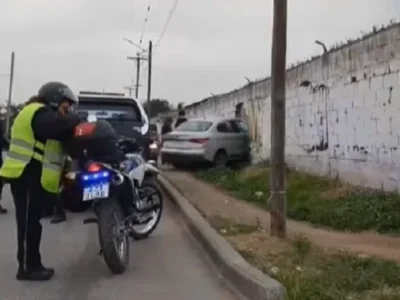 Se subió a la vereda y destrozó una pared: el susto que pudo ser tragedia