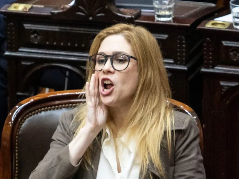 Lilia Lemoine posteó una foto de alto contenido erótico para desmentir tener OnlyFans: semidesnuda junto al ex