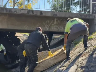 Basura, neumáticos y ocupación ilegal: liberaron otro canal tomado en la ciudad