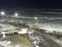 El mar se salió de control: un feroz ciclón golpea la Costa y hay olas gigantes