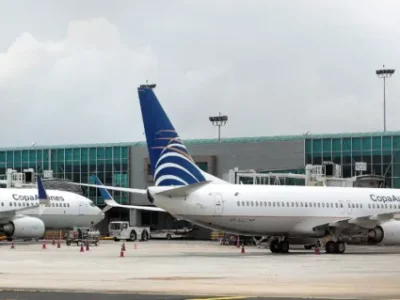 Escándalo en un avión: una pareja terminó detenida en Rosario tras ser sorprendida teniendo sexo en un vuelo desde Panamá