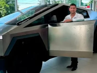 El exclusivo Tesla de Manuel Quintar terminó remolcado y volvió el escándalo
