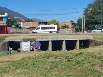 «Operativo Barrio Seguro»: desalojaron a personas que vivían y obstruían canales pluviales en Salta
