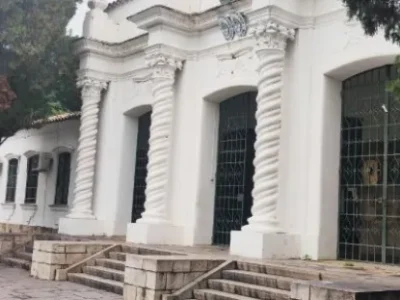 Estudiantes armados sembraron tensión frente al ex Nacional: hubo machetes y cinco demorados