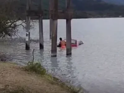 Sorpresa en Salta: un auto apareció dentro del agua en el dique Las Lomitas