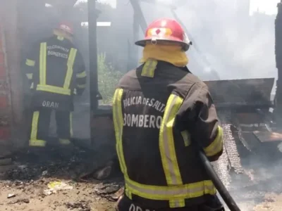 Conmoción en barrio Lamadrid: un voraz incendio destruyó por completo una vivienda precaria