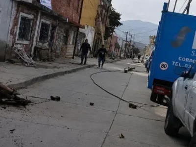 Un camión arrasó con cables y dejó un escenario de destrucción en pleno centro salteño