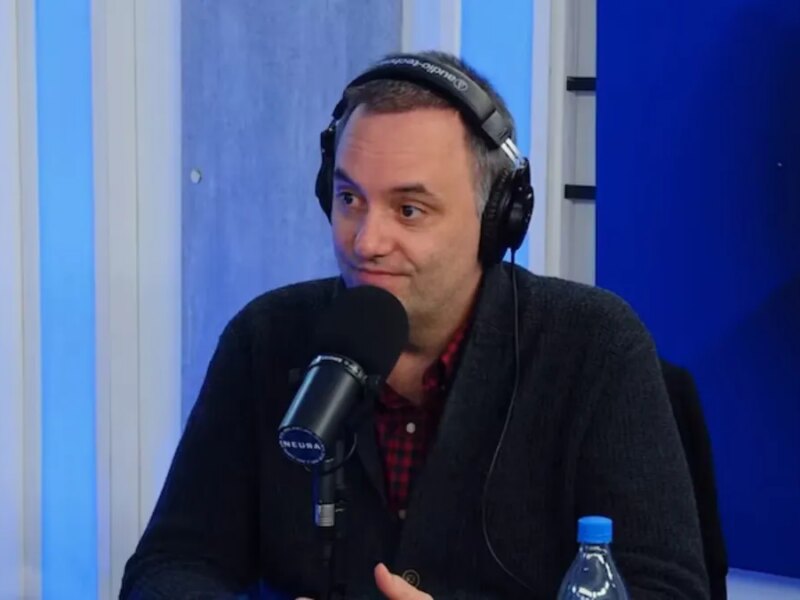 Manuel Adorni, contra periodistas: «Una persona que conduce un noticiero estuvo a punto de viajar conmigo»