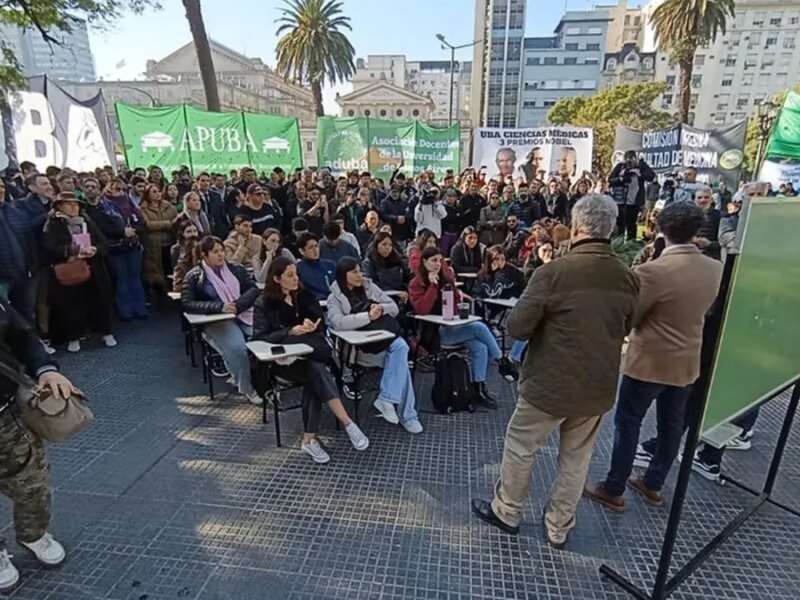 Clases públicas frente a Tribunales para exigir la implementación de la Ley de Financiamiento Universitario
