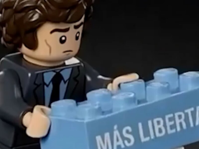 Insólito: Javier Milei se saludó a sí mismo por el Día del Trabajador caracterizado como un LEGO