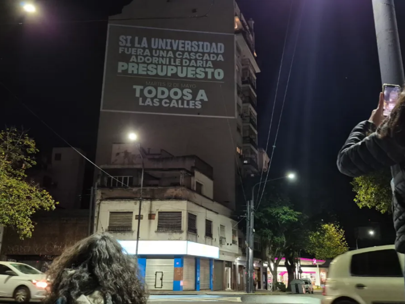 «Si la Universidad fuera una cascada, Adorni le daría presupuesto»: el slogan viral para convocar a la marcha