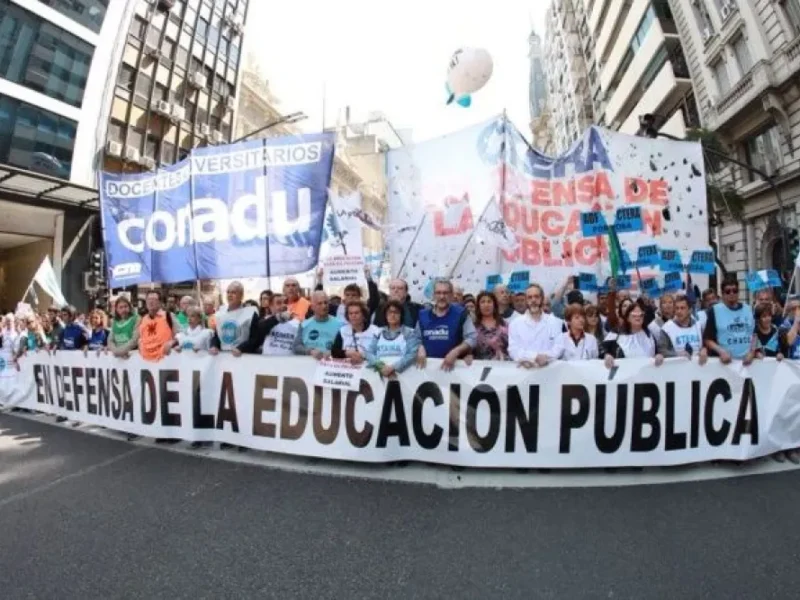 Paro universitario: una semana sin clases en reclamo de salarios y financiamiento
