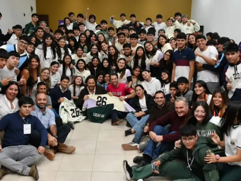 Gustavo Sáenz se reunió con jóvenes de Orán y hubo una promesa que llamó la atención