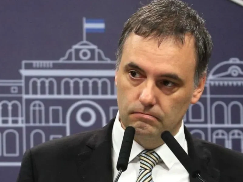 Crece el aislamiento de Manuel Adorni y ya hablan de una salida inevitable