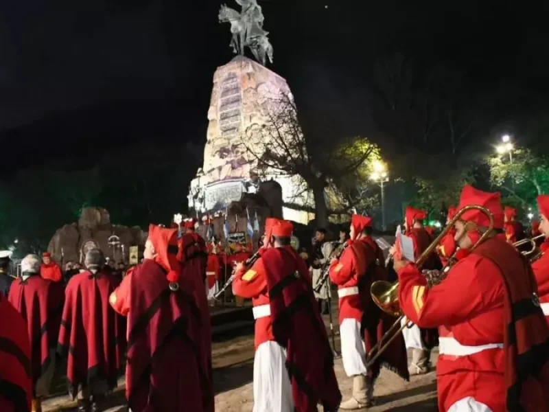 Más de 3.000 salteños acompañaron la vigilia por Güemes en una noche cargada de emoción