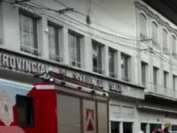 Susto en el centro salteño: se incendió un auto a metros de las oficinas del IPS