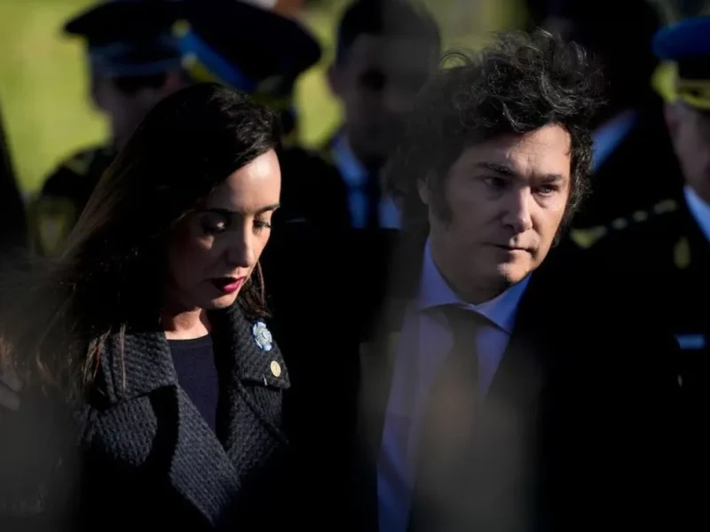 El abrazo de Milei a Adorni en Rosario fue leído como una señal de respaldo en plena polémica