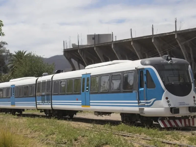 El tren que sigue detenido y mantiene en vilo a los usuarios del Valle de Lerma