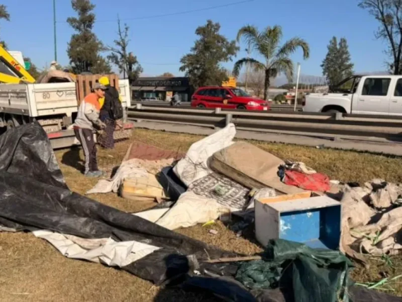 Siguen los operativos en el puente de Avenida Paraguay: la Municipalidad desalojó asentamientos precarios y limpió la zona