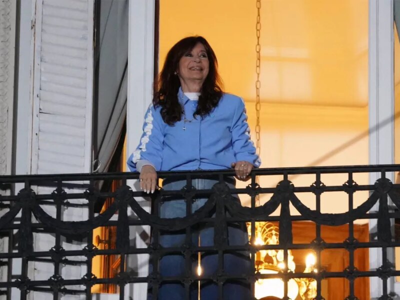 Video: Cristina Kirchner saludó desde el balcón a la militancia