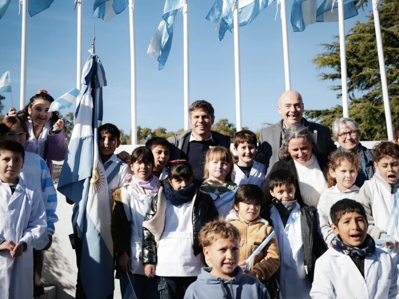 Kicillof emocionado: «A quien esté confundido, le prometimos lealtad exclusivamente a la bandera argentina»