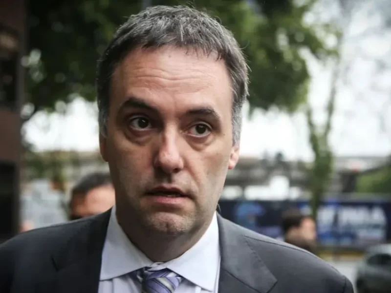 Prohibieron la salida del país a Manuel Adorni: la Justicia investiga un presunto enriquecimiento ilícito