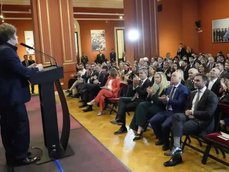 Javier Milei reúne a los legisladores de La Libertad Avanza para impulsar la reforma del Banco Central