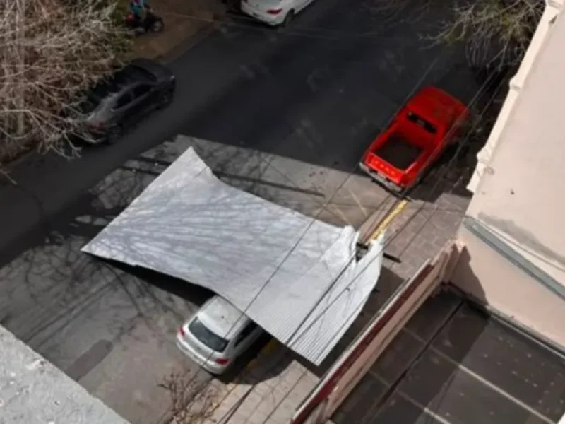 Peligro en el centro: por el Zonda, voló una chapa de un edificio y cayó en plena calle