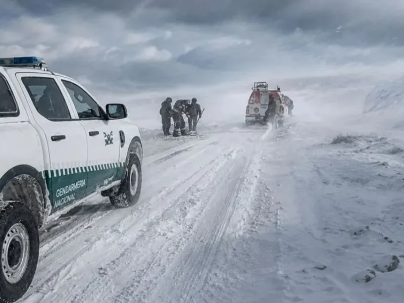 Temporal histórico en la Puna catamarqueña: rescatan a familias y buscan evacuar a mineros aislados por la nieve