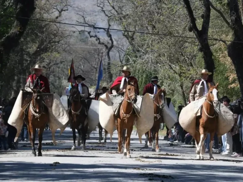Gustavo Sáenz acompañó la fiesta patronal y abrió el tradicional desfile de gauchos