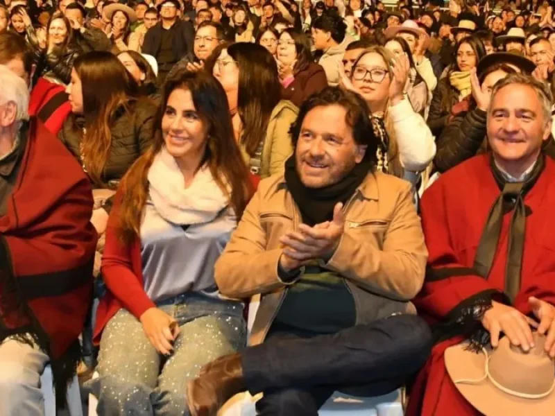 Gustavo Sáenz acompañó a miles de familias en una jornada de doma, música y tradición en San Lorenzo