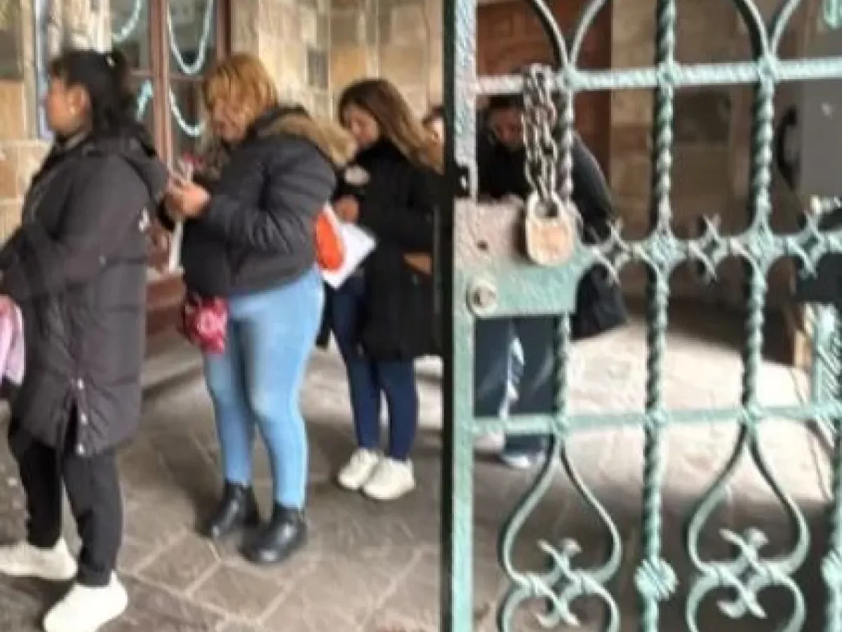 Vacantes en el ex Colegio Nacional: largas filas bajo la lluvia y alta demanda por la crisis de los colegios privados