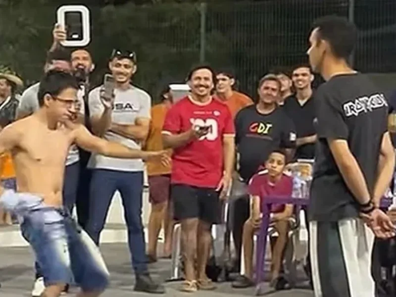 Furor por “farmear aura” en Salta: una convocatoria en redes reunió a cientos de jóvenes en la Plaza 9 de Julio