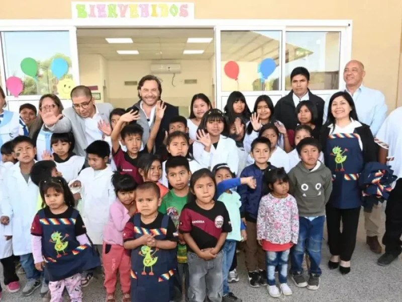 Tras 15 años de espera, Gustavo Sáenz inauguró una nueva escuela para la comunidad wichí